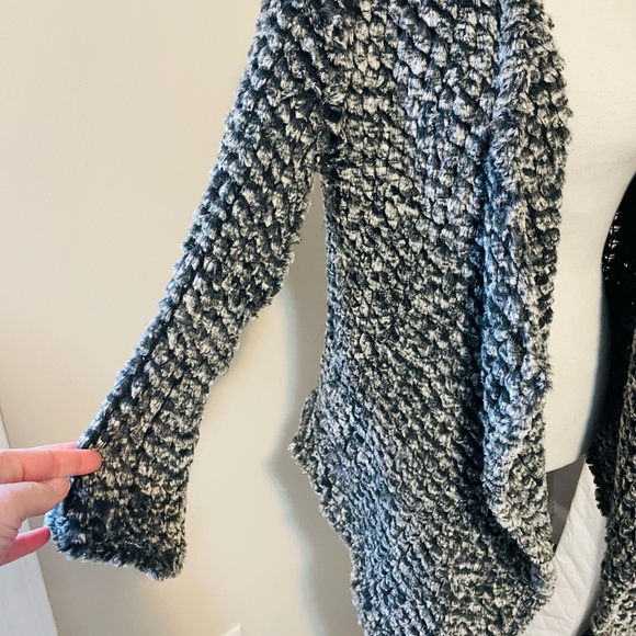 Dolce Cabo Faux Fur Cardigan - Picture 8 of 10